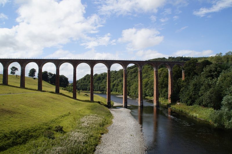 Un viadotto di campagna sopra un fiume.